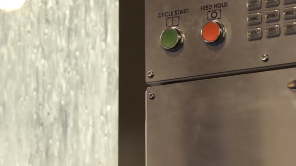 相机从工作的数控机床上放大显示冷却剂泡沫溅在窗口 — 图库视频影像