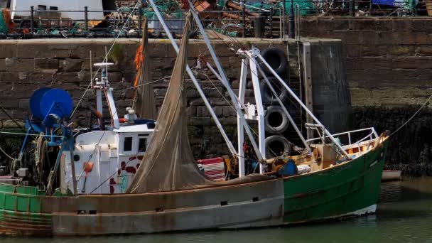 Vista Lateral Barco Pesca Velho Atracado Scrapyard Pela Parede — Vídeo de Stock