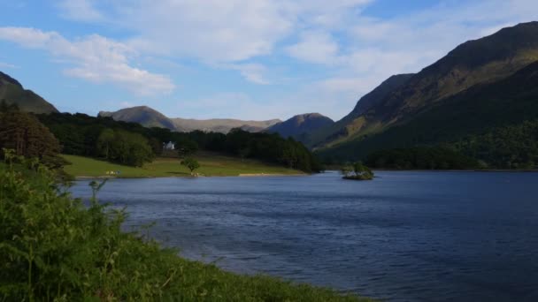 Impresionante Paisaje Crummock Water Las Montañas Circundantes Distrito Los Lagos — Vídeo de stock