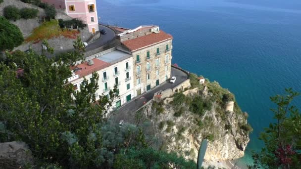 从上述汽车驾驶危险的海滨道路上的悬崖上的 Atrani 镇的阿马尔菲海岸 意大利 — 图库视频影像