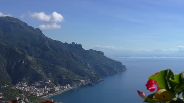 Wazig Rode Bloem Contrasterende Voornamelijk Blauw Fantastische Italiaanse Amalfi Kust — Stockvideo