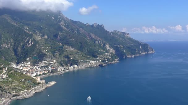 Pohled shora na krásné pobřeží Amalfi, Itálie. Oblíbené turistické letovisko na horských zahradách města Maiori