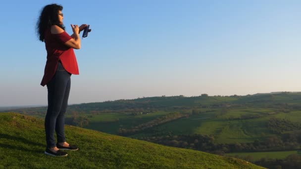 Donna Dai Capelli Lunghi Sulla Cima Della Collina Illuminata Dal — Video Stock