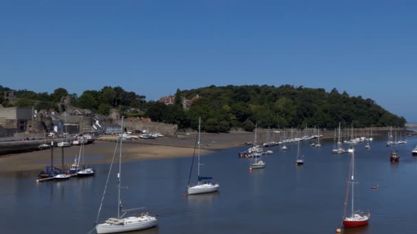 Panorámafelvétel Szemcsésedik Festői Táj Walesi Conwy Város Csónakok Jachtok Nyugvó — Stock videók