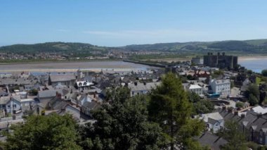 Kuzey Galler, İngiltere'de şehir Conway nehirde Conwy, arka plan ve eski kale, Unesco Dünya Mirası Sit Alanı havadan görünümü