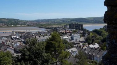 Yüksek açı üzerinde eski bir Galli şehir Conway doz veya Conwy, United Kingdom.Starting kaydırma parça eski duvar gösteren Ortaçağ Kalesi, şehir merkezindeki çatılar, river Haliç ve sur duvarı sokak sürüş araba