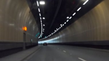 Araba sürücüsü görünümü, Birleşik Krallık, İngiltere'de ' tek yönlü tünel içinde sürüş Pov bulanık