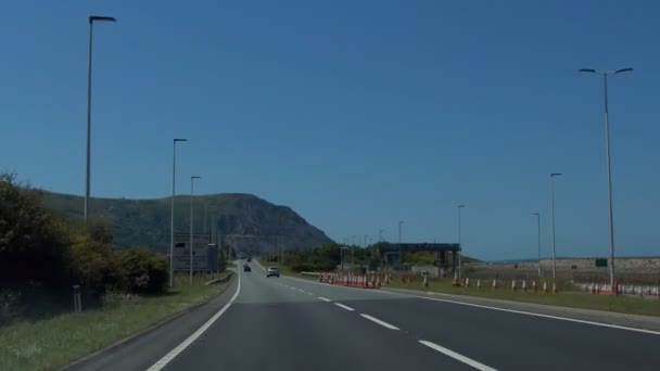 Bil Vindrutan Visa Körning Motorväg A55 Solig Dag Havet Wales — Stockvideo