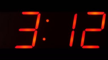 Büyük siyah, karanlık saat dijital ekran, saat 3:00 Am veya Pm ile 3:59 arasında gösterilen ekran yakın ve ötesi büyük kırmızı basamaklı