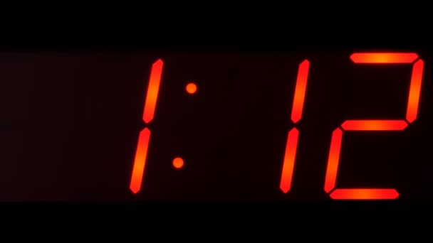 关闭巨大的黑色 黑色时钟数字显示 屏幕显示时间之间凌晨1 以上的大红色数字 — 图库视频影像