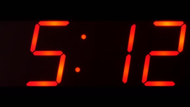 关闭巨大的黑色 黑色时钟数字显示 屏幕显示时间之间凌晨5 以上的大红色数字 — 图库视频影像
