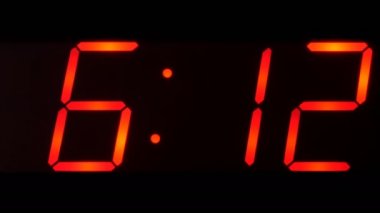Büyük siyah, karanlık saat dijital ekran, saat 6:00 Am veya Pm ile 6:59 arasında gösterilen ekran yakın ve ötesi büyük kırmızı basamaklı