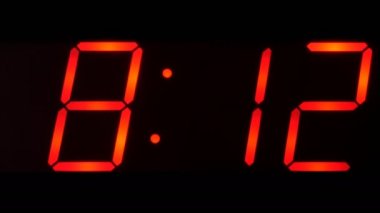 08:00 ile 08: 59'unda arasında gösterilen veya üzerinde büyük dijital saat akşam zaman