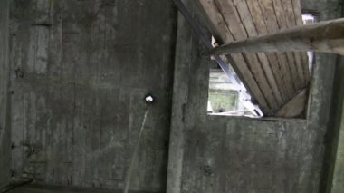 Uzun ip kilise çanı biri çan kulesine içinde çanlar tarafından çekti hareket yukarı ve aşağı hareket ediyor. Düşük açılı, ses