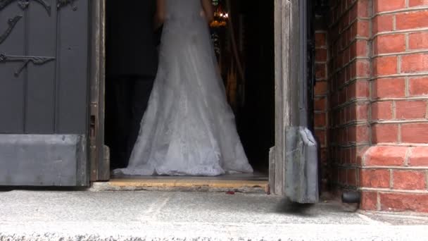 Vista Posteriore Della Sposa Irriconoscibile Abito Lungo Bianco Suo Padre — Video Stock