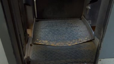 Kat parçaları eski bir tren yol açın, binek otomobilleri, arabaları veya antrenörler ve tren aşağıda yer arasındaki bağlantı içinde hareketli görünümü