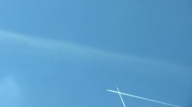 Yollar, yollar veya büyük harf X veya işareti mavi gökyüzü geçiş iki uçak tarafından şekillendirme contrails. Arka plan, kopya alanı