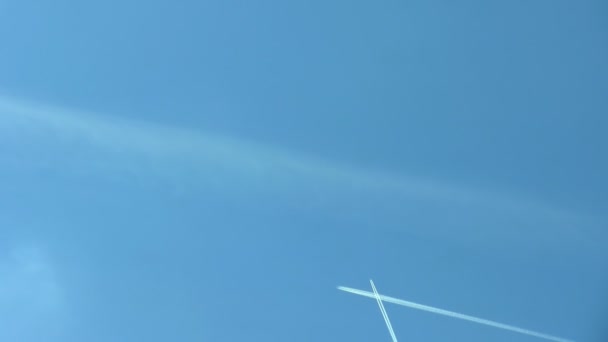 トレイルや青い空を渡る つの飛行機によって の大きい手紙または記号を形成飛行機雲 背景には コピーの領域 — ストック動画