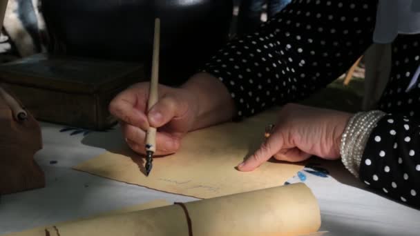 レトロなシーン つけペンで手紙を書く女性の手のクローズ アップ — ストック動画