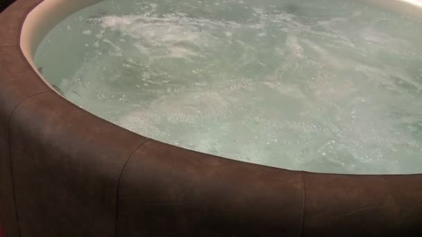 水を茶色の革のジャグジー浴槽でバブル — ストック動画