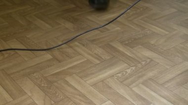 Kaza, sağlık ve güvenlik tehlike kavram. Bacaklarını adamın eski döner telefon kablo ya da tel ofis veya oda asılı açma