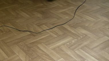 Ofiste yürüyüş ve telefon kablosu asılı düşen takım elbiseli adam bacaklar. Sağlık ve güvenlik iş ya da ev concept