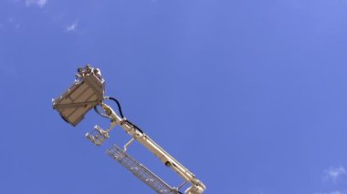 Teleskopik itfaiye anteni merdiven platform döner.