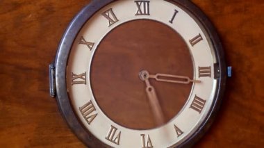 Romen rakamları ile eski bir ahşap antika saat yüzü. İplik hızlı eller. 