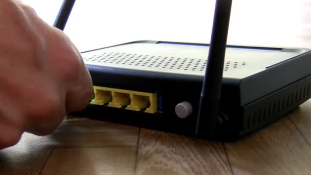 计算机互联网路由器调制解调器的后端关闭视图 在设备上用手塞电线和开关 — 图库视频影像
