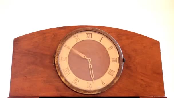 老木时钟在白色背景与罗马数字用手转动快速 — 图库视频影像