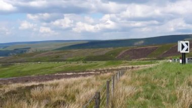 Kaydırma Peak District Milli Parkı Pennine dağ silsilesi İngiltere, İngiltere'de bir kadeh. Otomobil ve kamyon A57 road, yılan Pass ve mesafe Vadisi'nde kasabada Glossop üzerinde sürme