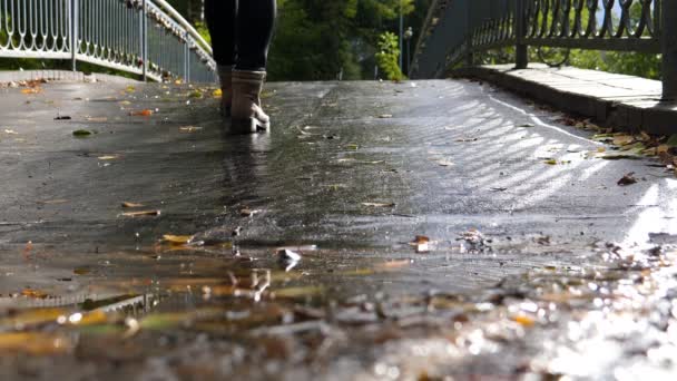 秋季弧形行人天桥行走时女子脚背低角的拍摄 — 图库视频影像