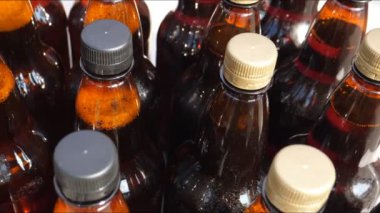 Üstler, hiçbir etiket veya çıkartmaları yavaş kaydırma gösterir yerel bira farklı bira şişe