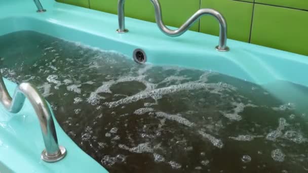 Kräuter Whirlpool Badewasser Sprudelt Mit Kräutern Erholungsbad — Stockvideo