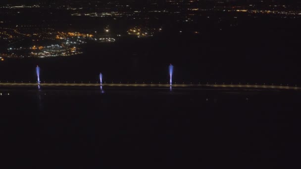 リバプール イングランド イギリスの近くの飛行の航空機ウィンドウから夜マージー ゲートウェイ ブリッジ モス銀行 ウィドネスの町の眺め — ストック動画