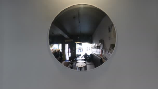 Размытый Вид Интерьера Кафе Клиентов Круглом Зеркале Стене Пространство Копирования — стоковое видео