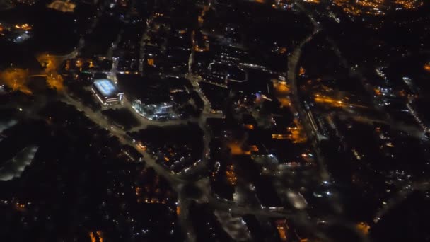 在夜间 英国利物浦城市的下降和倾斜的飞机窗口视图 — 图库视频影像
