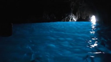 Mavi Mağara, Grotta Azzurra Capri Adası, İtalya içinde ünlü turistik hedef deniz tekneden el atış mağara