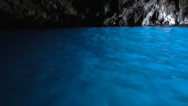 Shiny Vivid Blue Water Stone Wall View Boat Cave — Stock Video