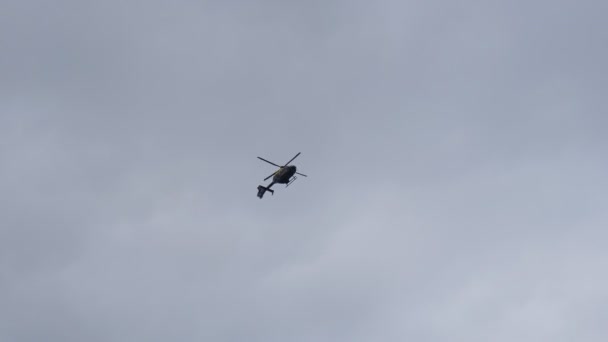 Επισημαίνονται Αστυνομικό Ελικόπτερο Πετά Στο Συννεφιασμένο Ουρανό Πάνω Στην Αγγλία — Αρχείο Βίντεο