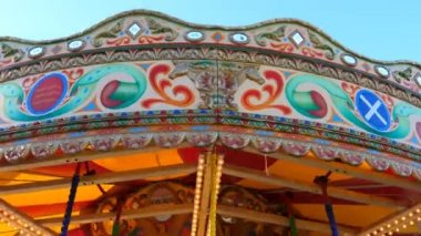 Carousel atlıkarınca durdurma iplik; Top mavi gökyüzü görünümü karşı sürüş