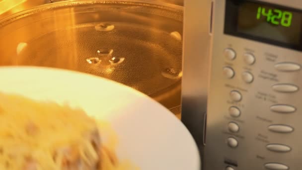 Χέρι Τοποθετώντας Ένα Πιάτο Έτοιμο Μαγειρέψουν Πατάτα Τζάκετ Φούρνο Μικροκυμάτων — Αρχείο Βίντεο