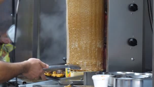 Два Неузнаваемых Человека Работающие Закусочной Ресторане Вынос Нарезают Мясо Кебаба — стоковое видео