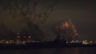 Bush Fort Perch rock Liverpool Bay Bootle Dock ile vurulduktan havai fişek gibi nehir Mersey arka planda boyunca geceleri gördün mü ışıklar vinç 