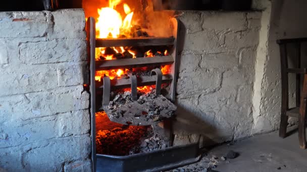 Steenkool Hout Branden Een Open Baksteen Ijzeren Kachel Oude Keuken — Stockvideo