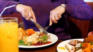 Kavrulmuş domuz Mars ve Türkiye'de et dilimleri, patates püresi ve et suyu sebze oluşan Restaurant'ta yemek yeme kazak giyen iki kadın