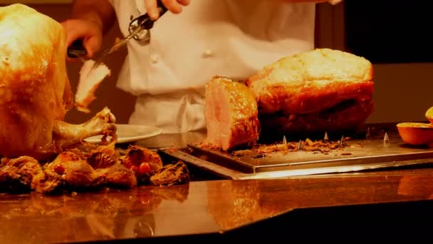 英国酒吧主厨切几片烤三文鱼和火鸡 并把它们放进顾客的盘子里 还有一块约克郡布丁 — 图库视频影像