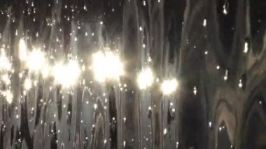 Dikey atış ışıltılı yansımaları yavaş su dalgalanmalar, loopable arka plan üzerinde güneş ışığı