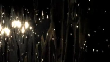 Karanlık su dalgaların üzerinde pırıl pırıl güneş ışığı yansımaları, dikey atış arka plan soyut.