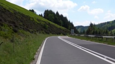 Ağır çekim. Yılan yol, Peak District, İngiltere'de İngiltere, sürücü veya ön yolcu bakış açısı Pov dağlık ormanlık A57 sürüş. 